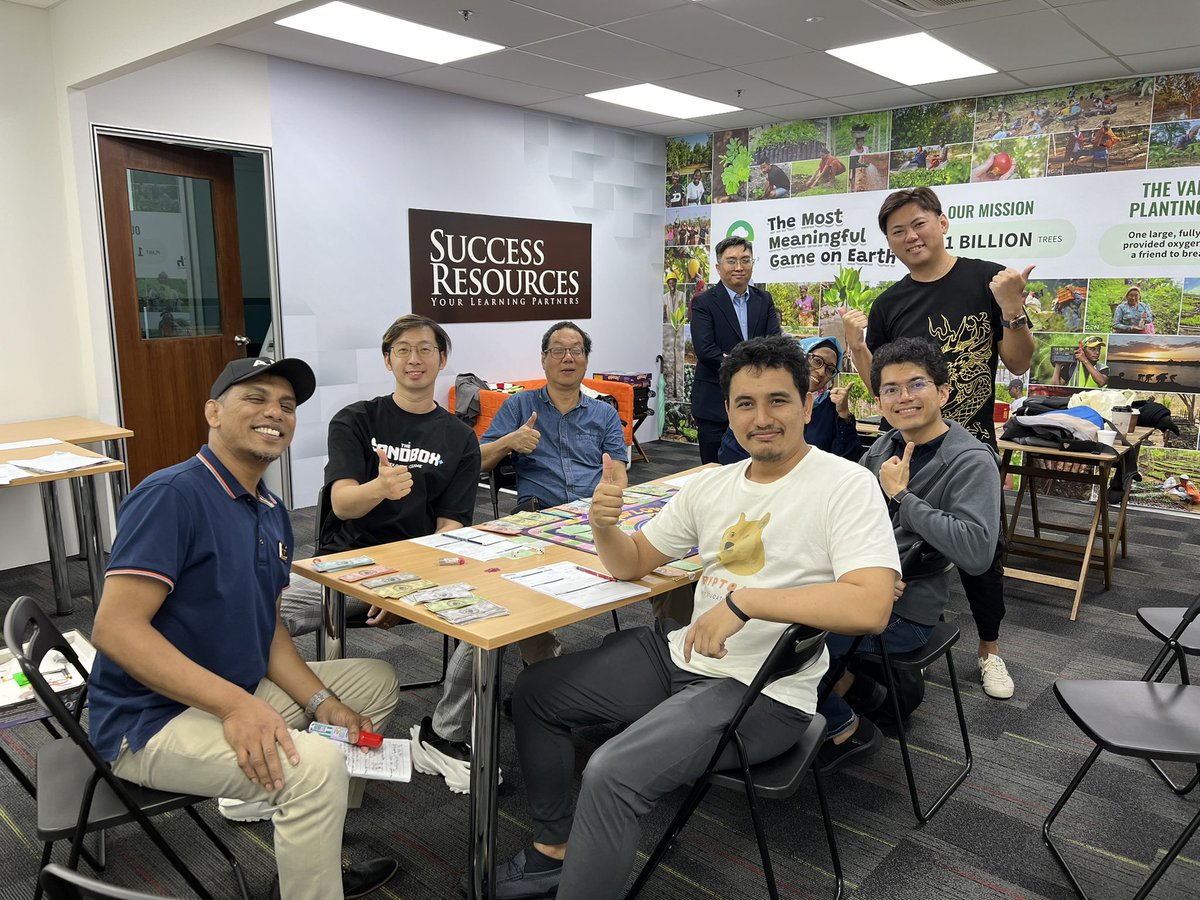 cryptohiveacad's tweet image. Playing cashflow game to up our financial literacy to have clarity on how to navigate our financial journey to financial success and financial mastery. Special thanks to AA for hosting and conducting this session for us! #cashflowgame #financialliteracy #cryptohiveacademy
