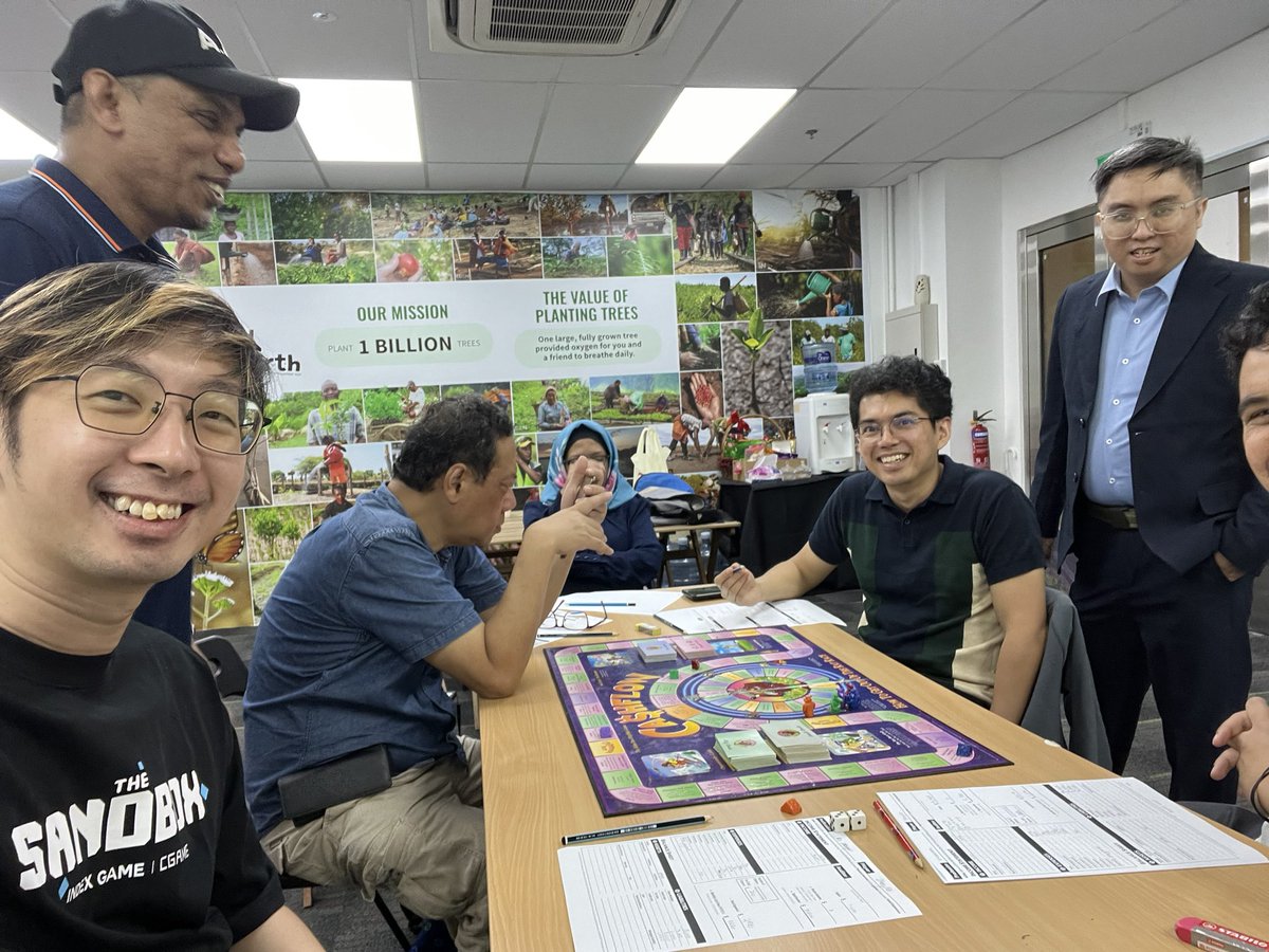 cryptohiveacad's tweet image. Playing cashflow game to up our financial literacy to have clarity on how to navigate our financial journey to financial success and financial mastery. Special thanks to AA for hosting and conducting this session for us! #cashflowgame #financialliteracy #cryptohiveacademy