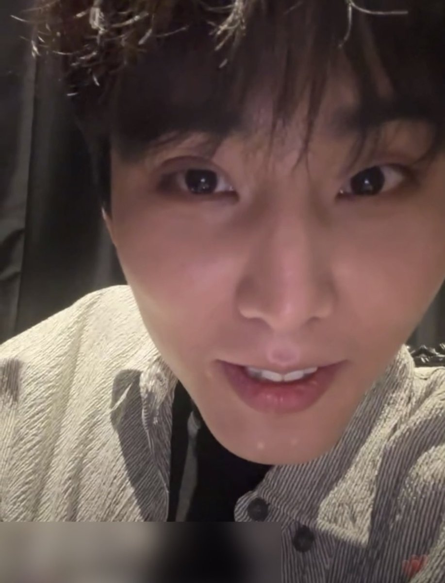 two_paws_up's tweet photo. 여우…                                             여우…

여우…
                                                      그리고갑자기 
                                                      등장한 너구리녀석 https://t.co/ERIy2drN4x