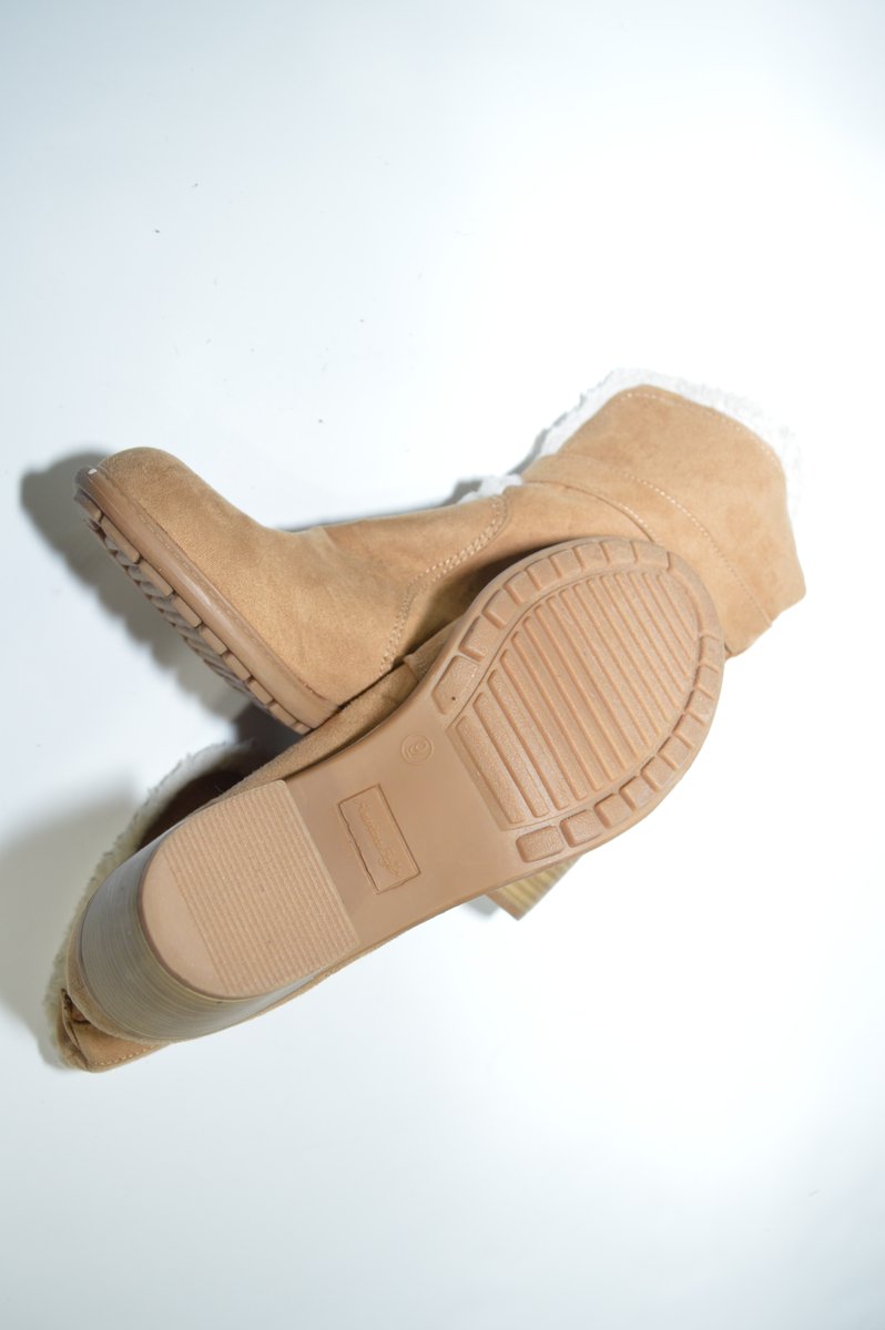 FirstSnowball's tweet image. 🌟Cozy up in style with these tan suede ankle boots, featuring a soft faux-shearling lining and trendy buckle details. Perfect for chilly days ❄️👢

#PoshmarkFinds #BootStyle #CozyChic #WinterFashion #SuedeBoots #PoshStyle #ShoeLover #WinterVibes #BlockHeels  #FashionDeals 👢💫