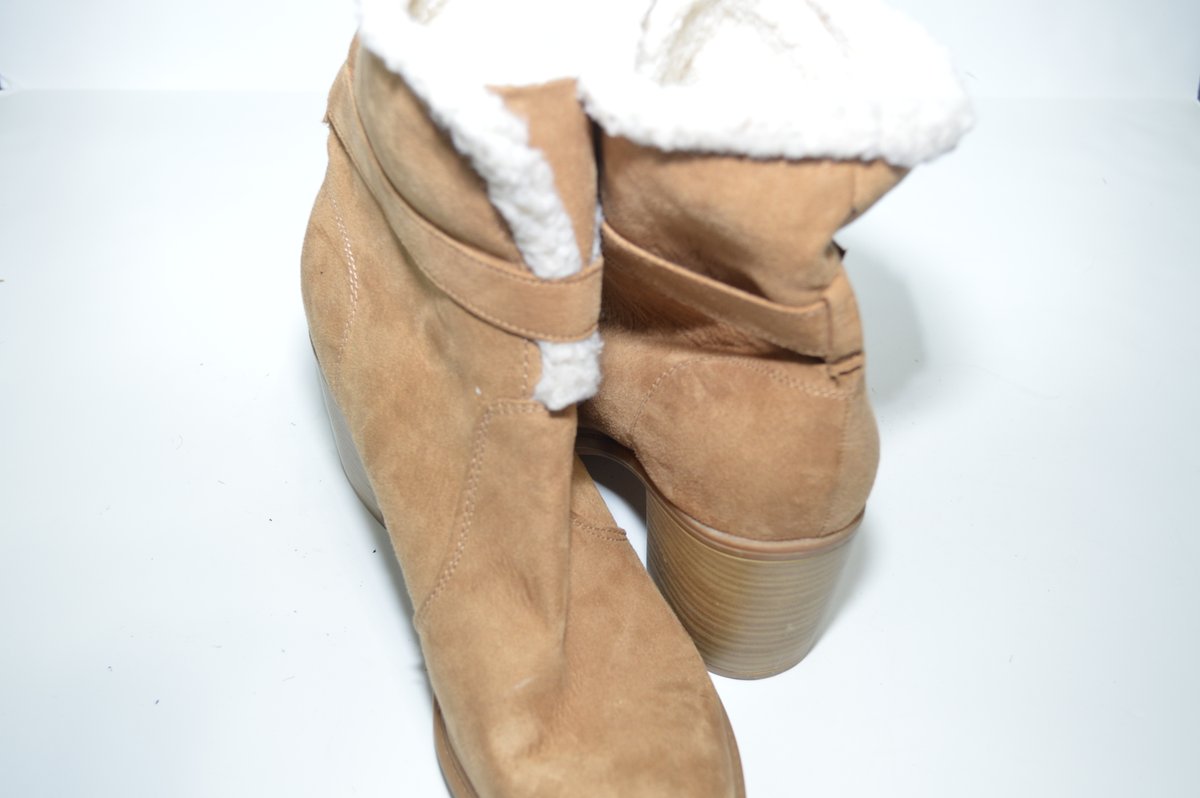 FirstSnowball's tweet image. 🌟Cozy up in style with these tan suede ankle boots, featuring a soft faux-shearling lining and trendy buckle details. Perfect for chilly days ❄️👢

#PoshmarkFinds #BootStyle #CozyChic #WinterFashion #SuedeBoots #PoshStyle #ShoeLover #WinterVibes #BlockHeels  #FashionDeals 👢💫