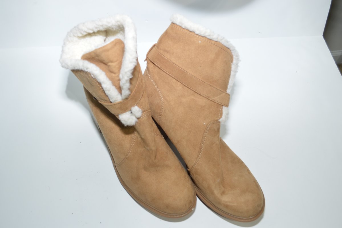 FirstSnowball's tweet image. 🌟Cozy up in style with these tan suede ankle boots, featuring a soft faux-shearling lining and trendy buckle details. Perfect for chilly days ❄️👢

#PoshmarkFinds #BootStyle #CozyChic #WinterFashion #SuedeBoots #PoshStyle #ShoeLover #WinterVibes #BlockHeels  #FashionDeals 👢💫