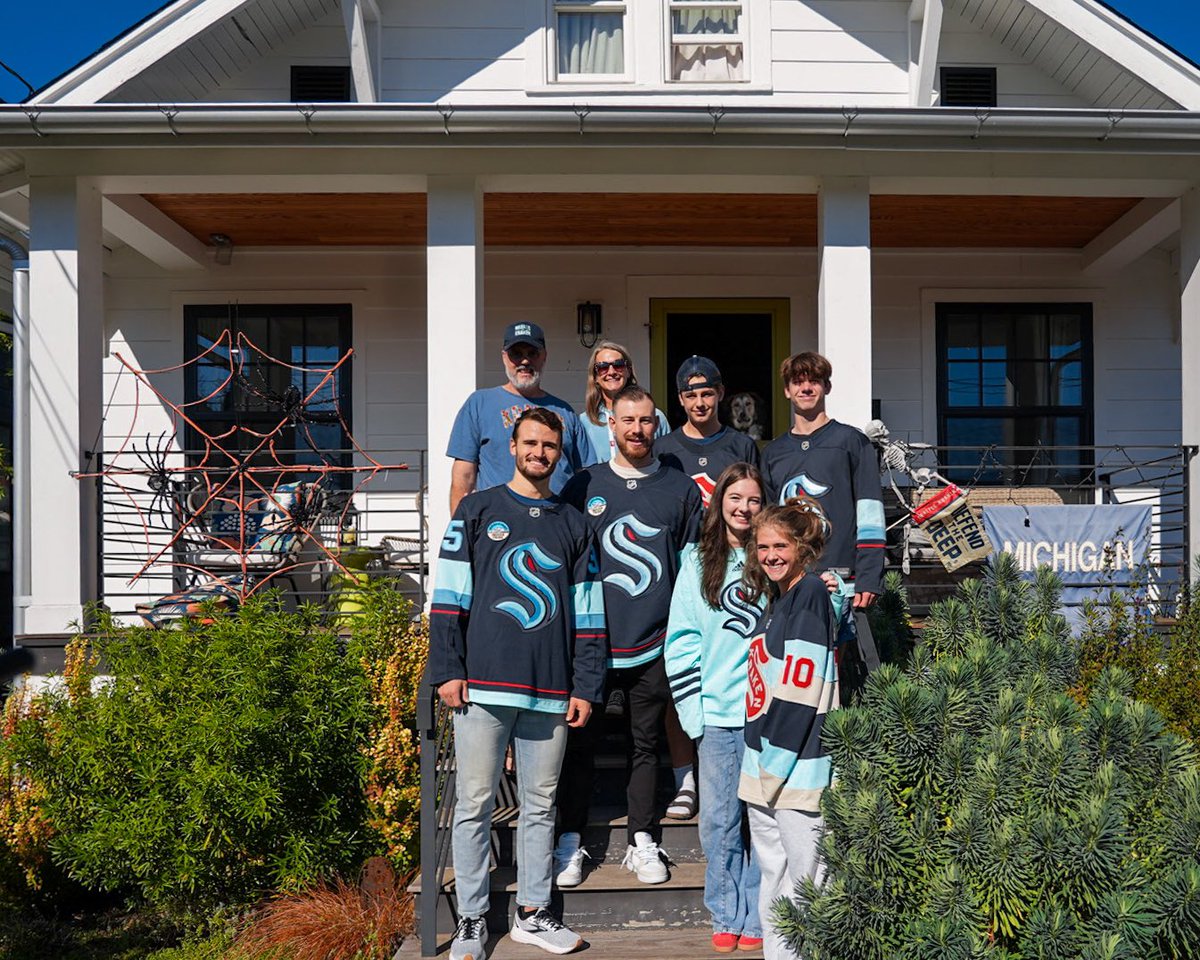 SeattleKraken's tweet photo. Our guys are the best 🥹🩵

Grubi, Joey, Karts and Shane surprised some of our STMs ahead of Tuesday’s season-opener! https://t.co/PFJyJLkU4i