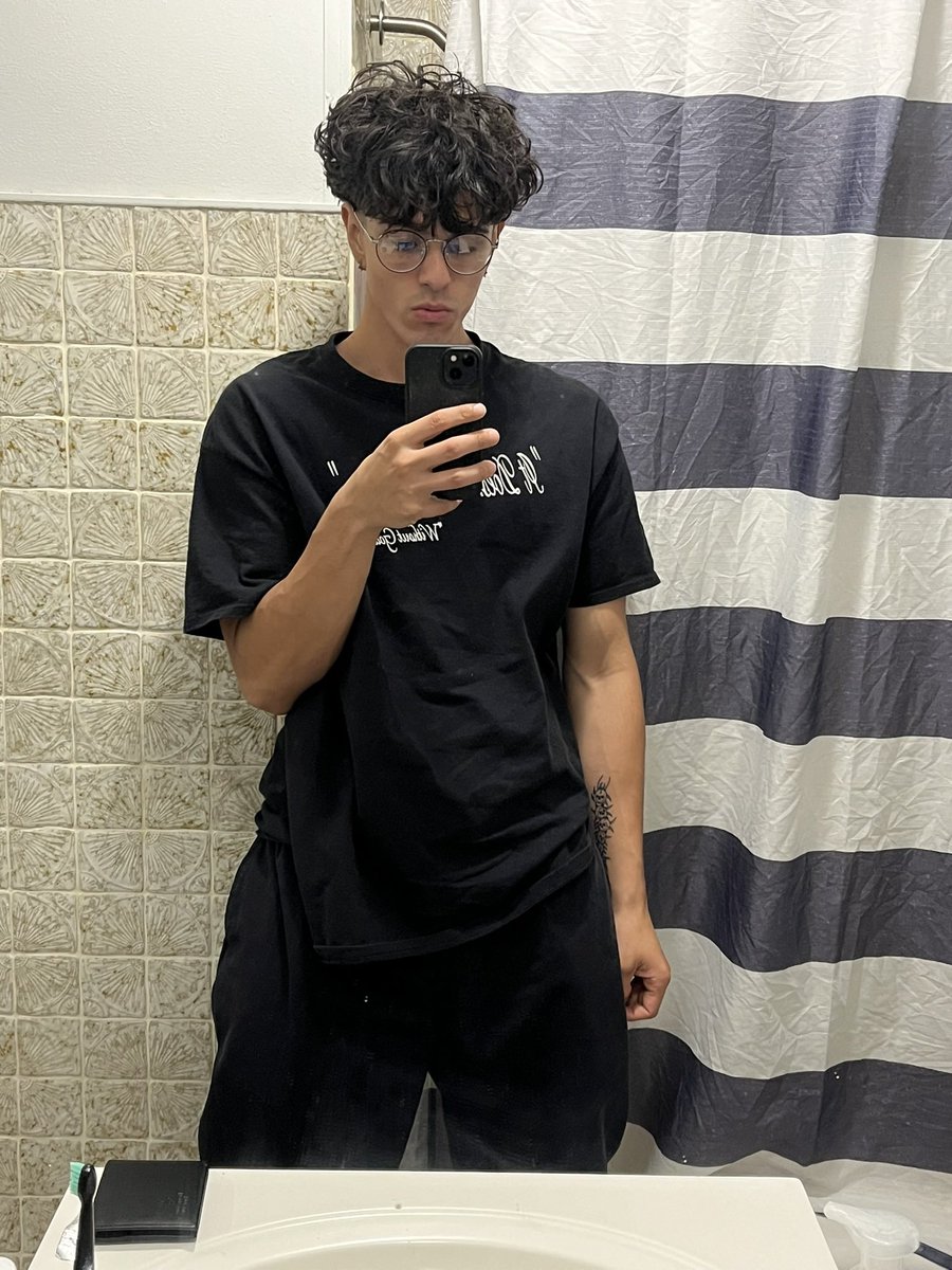 atoxicskeleton's tweet photo. im still alive (sorry) https://t.co/OfaQE3QE7Z