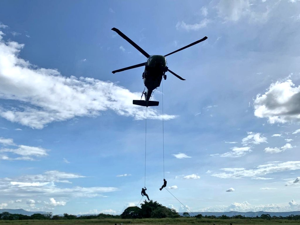 Ejercito_Davaa's tweet photo. El Batallón de Operaciones Especiales de Aviación, culmina la SEMEX (Semana de la Excelencia) de nuestros Rescatistas Militares; que tiene como finalidad recordar procedimientos, técnicas y tácticas que brindarán herramientas necesarias para continuar salvando vidas.
#FeEnLaCausa https://t.co/eQnGmJlzVD