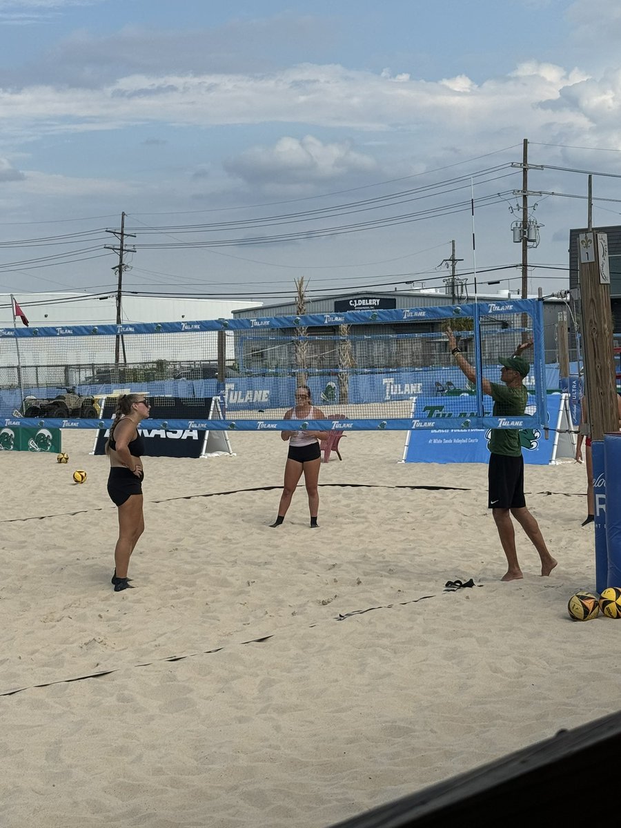 mhendricks_25's tweet photo. @GreenWaveBeach Happy National Coach day, Coach Z! 💚 🌊🏐 https://t.co/aTvTo5Dlg7