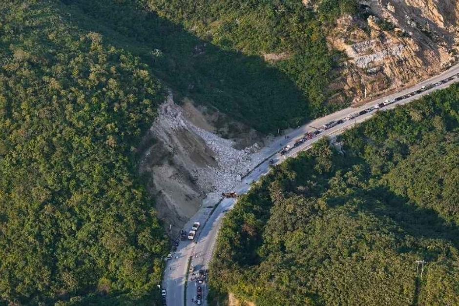 soy_502's tweet photo. 😱Así luce el derrumbe en ruta al Atlántico desde el aire

El tránsito está totalmente detenido en esta carretera. Mira las imágenes aquí:  https://t.co/q4M2OnyL1B https://t.co/UofksgxB2r