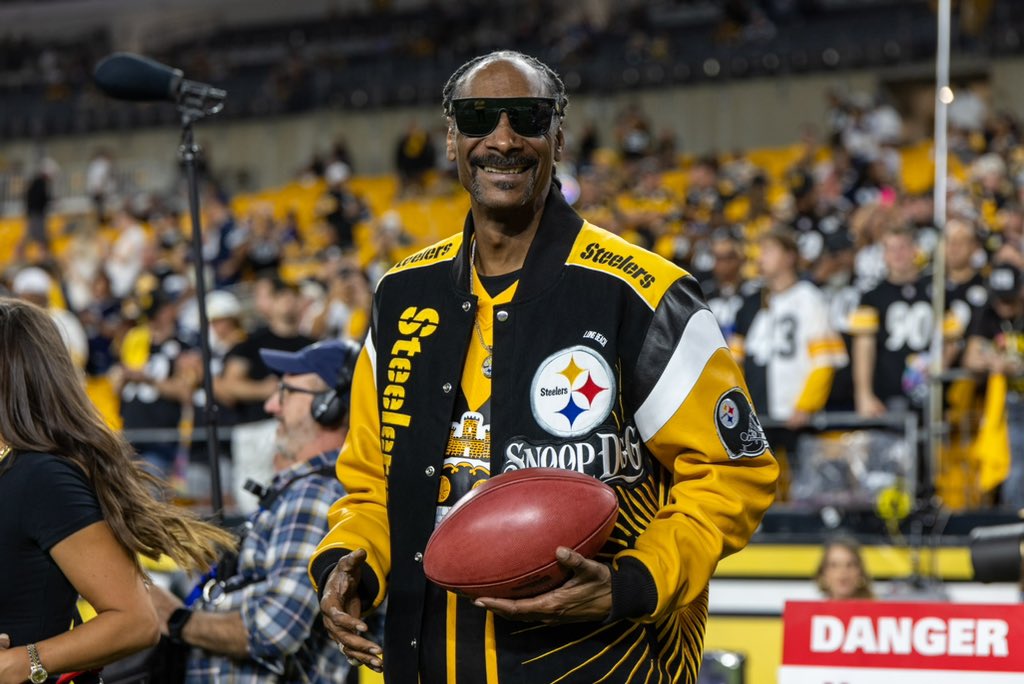 Photo of Snoop at Steelers ✅
Photo of <a href="/elonmusk/">Elon Musk</a>? Heard he's here tonight!

📸 for AP Images