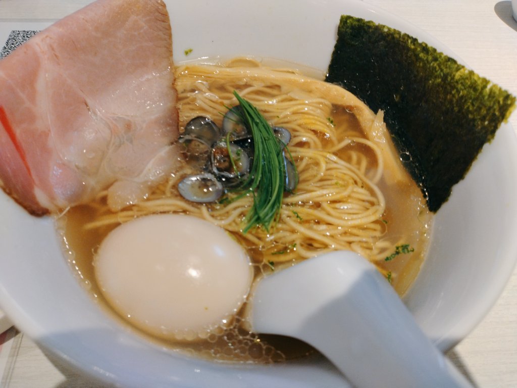 #淡麗拉麺己巳
宍道湖しじみの貝出汁塩らーめん+美珠卵の温味玉🍜
麺は全粒粉・平打ち手もみ・シルキーから選べ、細麺の全粒粉を選択🍜
スープはしじみ🐚の他に、姿の見えない柚子の香りが何とも言えず美味✨
味玉は黄身が濃いオレンジで美しい🧡

ご馳走様でした🥰