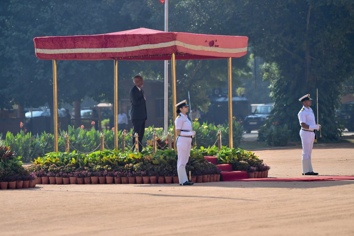 The President's Office (@presidencymv) on Twitter photo President His Excellency Dr <a href="/MMuizzu/">Dr Mohamed Muizzu</a> and First Lady Madam Sajidha Mohamed were accorded a ceremonial welcome at Rashtrapati Bhavan, the Presidential Palace in New Delhi. Upon arrival at Rashtrapati Bhavan, the President and First Lady were received by Her Excellency Droupadi President His Excellency Dr <a href="/MMuizzu/">Dr Mohamed Muizzu</a> and First Lady Madam Sajidha Mohamed were accorded a ceremonial welcome at Rashtrapati Bhavan, the Presidential Palace in New Delhi. Upon arrival at Rashtrapati Bhavan, the President and First Lady were received by Her Excellency Droupadi