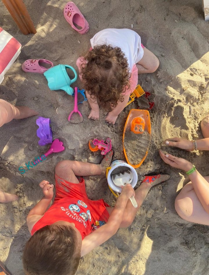 " Çocukları ve kadınları ;
Ürkütülmüş dünyanın denizleri mavi olsa ne yazar olmasa ne ..💙