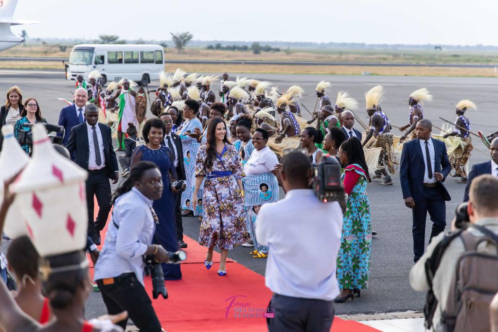 dezoneburinga's tweet photo. Burundi 🇧🇮 gihugu Ciza mutima wa Afrika kalibu cane bavyeyi beza mu gihugu c'amata n'ubuki. #5emeEdition de haut niveau des leaders femmes vive @OPDD_Burundi 👊👏🏾 vive maman Burundi #mugiraneza @Burundi1stLady .Hongera Sana mama! merci !! https://t.co/XXioKwOQbE