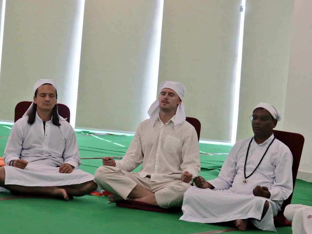 sgdharaofficial's tweet photo. Participants of #DhyanYoga (English) were blessed with Naad Deeksha and Mala Deeksha and showered in divine love and blessings. 🏵

@SiddharthAulia Ji

#DivineSound #Meditation #blissfulliving #spirituality #spiritual #life https://t.co/ntStkpn8bO