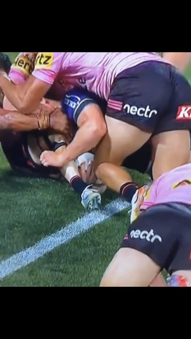 MrAshRamage's tweet photo. @NRL Ball on the ground here. Melbourne were robbed. https://t.co/jdVXbrZi4y