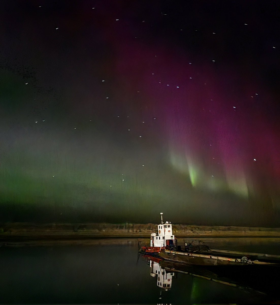 Calm waters under a beautiful sky.
#inuvik #aurora