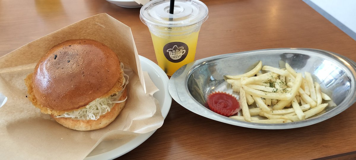 Partyman_haraue's tweet photo. 伊豆大島、最後の食事。#starfishandcoffee のフィッシュバガー。ここでしか食べら���ない味！
プリパの思い出と共に、次回来島する日まで。 https://t.co/KzjIPp0AiO