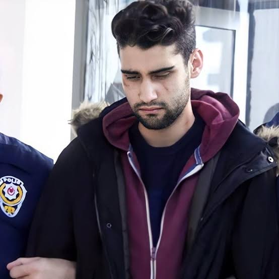 İnsanlar sokaklarda öldürülen kadın çığlık seslerini kadir şeker tutuklandıktan sonra duymayı bıraktı.

#KadirŞeker #ikbaluzuner #aysenuriçinadalet #ikbaliçinadalet #hassasiçerik