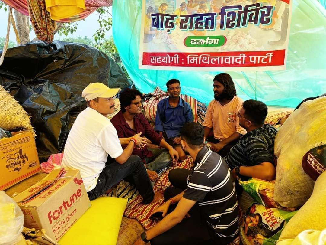 activistpankaj's tweet photo. आई राहत शिविर के 8वा दिन मिथिला के प्रसिद्ध गायक Singer Madhav Rai  जी, नानी के कहानी पेज के कुंदन जी शिविर में अयाब सेनानी के हौसला बढ़ेला,,
और आर्थिक सहयोग केला https://t.co/sGERrwVvbH