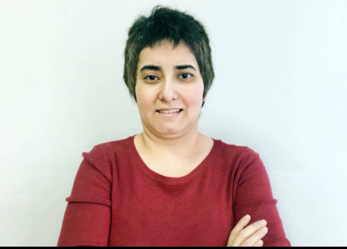 🩸Kadına şiddetin her türüne şahit olduğumuz, kadını mal gibi gören ve değersizleştiren zihniyetin şahlandığı şu dönemde desteğe en çok ihtiyacı olan isim #AvukatDilekEkmekçi 

Kendisi, bebekken yetiştirme yurduna bırakılan ve sonra bir aileye evlatlık verilen bir kardelen…