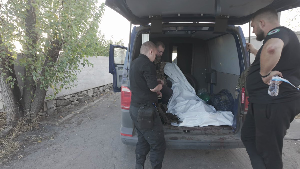 GKDJournalisten's tweet photo. Wir waren gestern Zeugen eines tödlichen Angriffs auf ein Rettungsteam in der Ostukraine. Bei einer Evakuierungsfahrt 3 km entfernt von Kurachowe schlug eine mutmaßlich russische FPV-Drohne in das Begleitfahrzeug ein. Der schwerverletzte Fahrer konnte in unserem Evakuierungswagen abtransportiert werden. Am Abend starb der Helfer. Die Das Kamerateam blieb unverletzt. Ein vollständiger Bericht folgt. #ukraine #WarCrimes