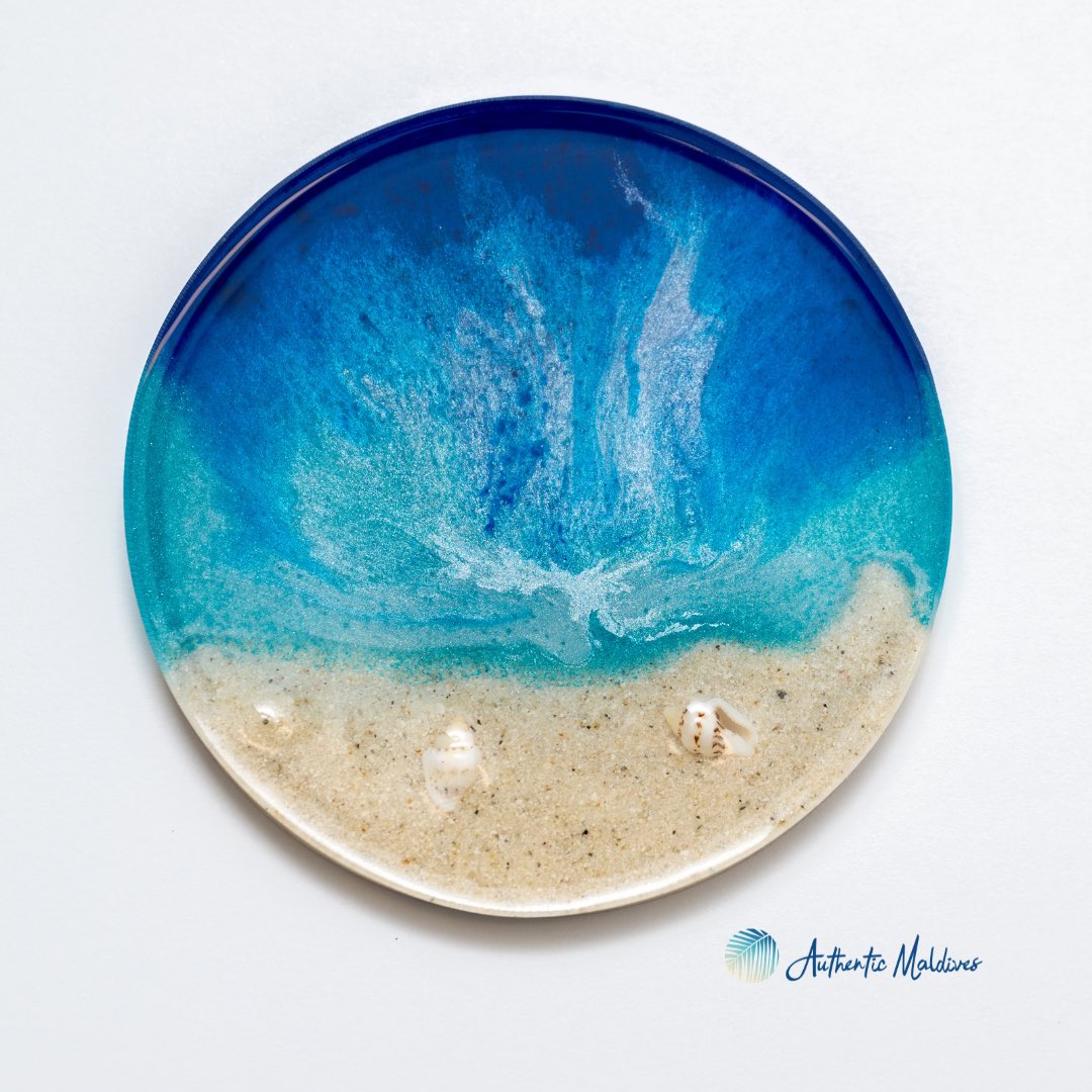 Bring a touch of paradise to your table with this resin coaster by Uzone, inspired by the breathtaking blues of the Maldivian waters.