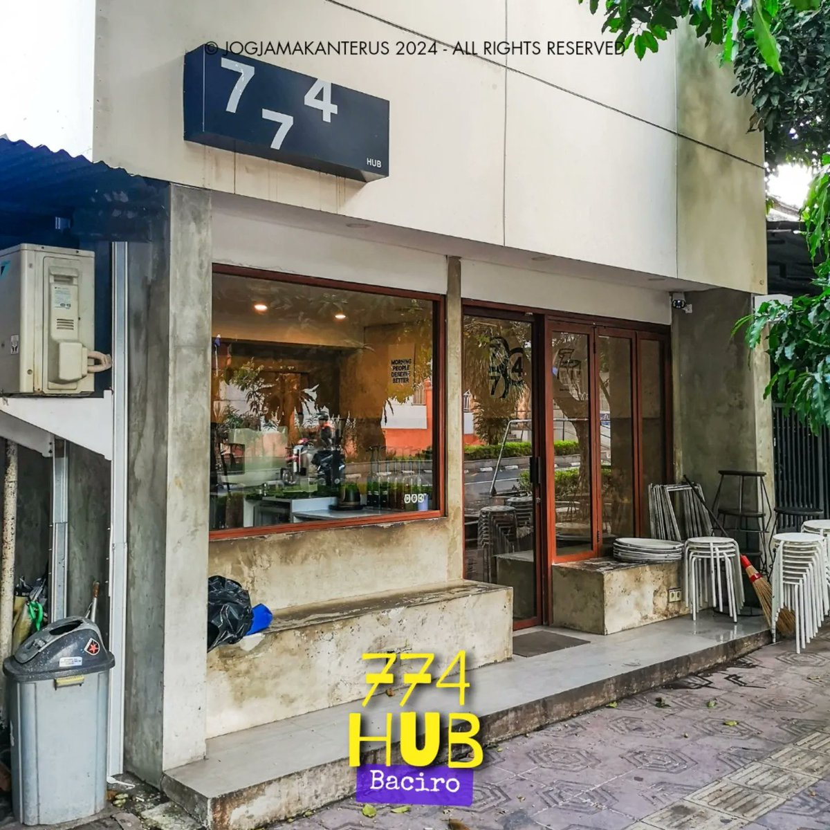 jogjamakanterus's tweet image. Ini biasanya rameeee banget. Ternyata emang secozy itu. Rimbun banget dari luar. Tempatnya sih kecil, berAC, tapi semuanya smoking room, fyi aja.

Kopi apapun jenisnya enak banget sih kayaknya. Aku nyoba kopi buttescotchnya aja enak sihh. Dengan harga yang cuman sekitar 20K.…