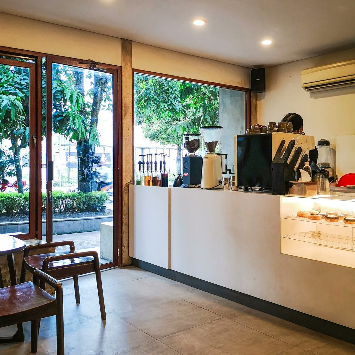 jogjamakanterus's tweet image. Ini biasanya rameeee banget. Ternyata emang secozy itu. Rimbun banget dari luar. Tempatnya sih kecil, berAC, tapi semuanya smoking room, fyi aja.

Kopi apapun jenisnya enak banget sih kayaknya. Aku nyoba kopi buttescotchnya aja enak sihh. Dengan harga yang cuman sekitar 20K.…