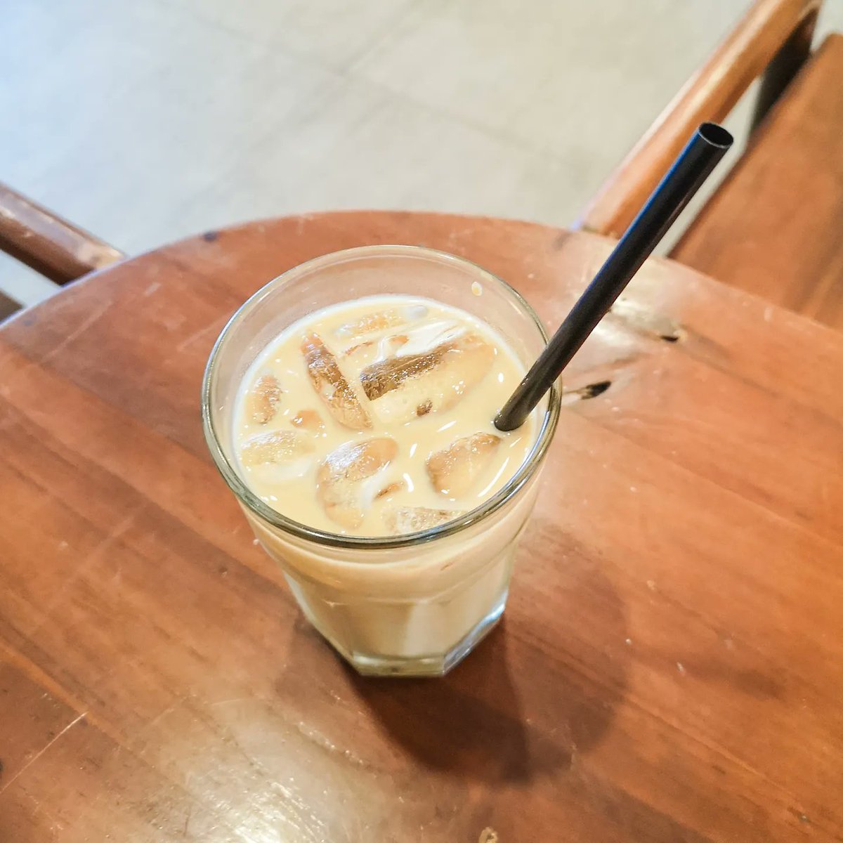 jogjamakanterus's tweet image. Ini biasanya rameeee banget. Ternyata emang secozy itu. Rimbun banget dari luar. Tempatnya sih kecil, berAC, tapi semuanya smoking room, fyi aja.

Kopi apapun jenisnya enak banget sih kayaknya. Aku nyoba kopi buttescotchnya aja enak sihh. Dengan harga yang cuman sekitar 20K.…