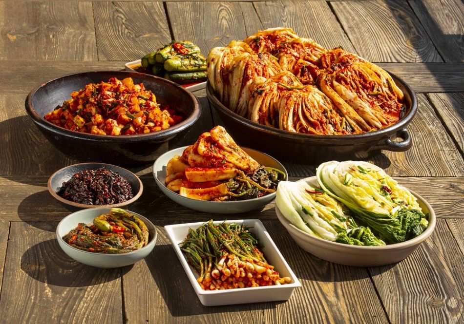 KoreanTravel's tweet photo. Gimjang season is just around the corner!😃It's when new delicious kimchi is made😋With festivals, experience programs, and recipes, find out all you need to know about the staple of every Korean meal!😊
💠VK picks: https://t.co/ffvrF57rGo

#VISITKOREA #kimchi #Korean #food https://t.co/TBEZpwQqg8