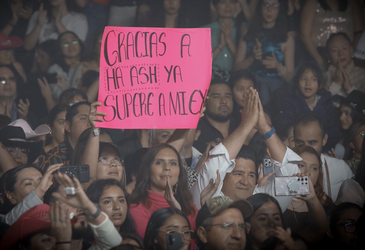 haashoficial's tweet photo. XALAPA 🩵 ¡Esto es HAASHVILLE! 🌵🥰 Amamos pasar nuestro sábado con ustedes. ¡Gracias siempre! https://t.co/0zOeULObqa