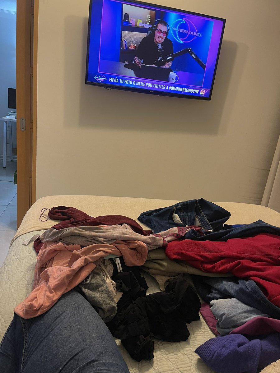 silvismz's tweet photo. Haciendo cosas de adulto responsable: domingo de doblar ropa viendo al tio Michoca!!! #GranHermanoCHV @ClaudioMichaux https://t.co/qzvEgvrukz