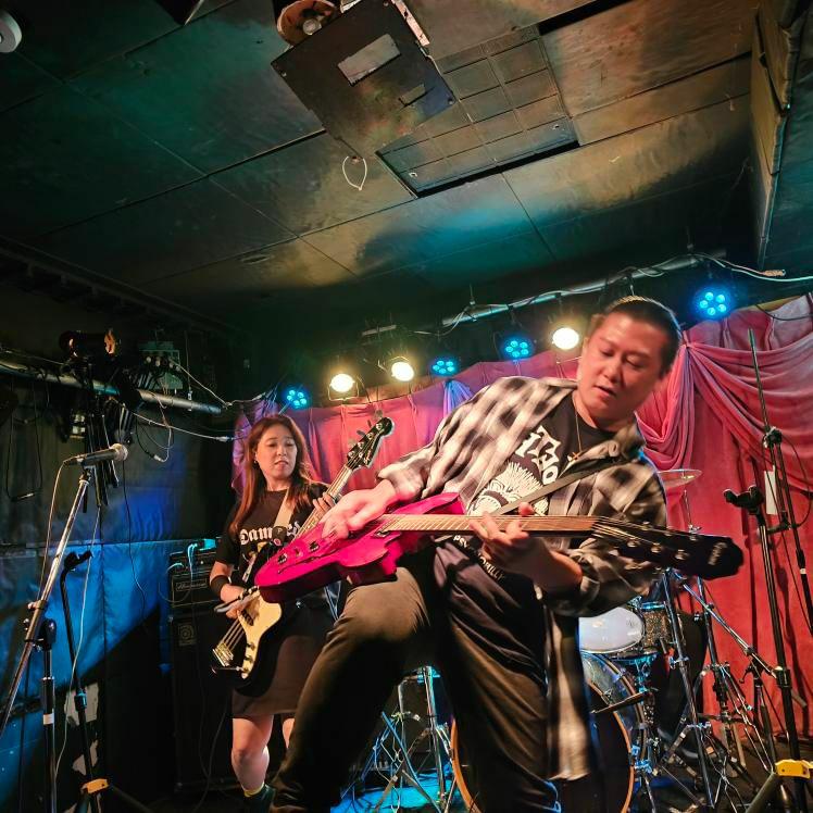 Bingoresonator's tweet photo. 昨日は幡ヶ谷ヘビーシックありがとうございました。
楽しかった。
色んな人に会えてお話できてとても幸せでした。
#幡ヶ谷ヘビーシック
#johnkwray
#bbandthebeppins
#theradios
#theLures
#maryscream https://t.co/8CVvRNKtgu
