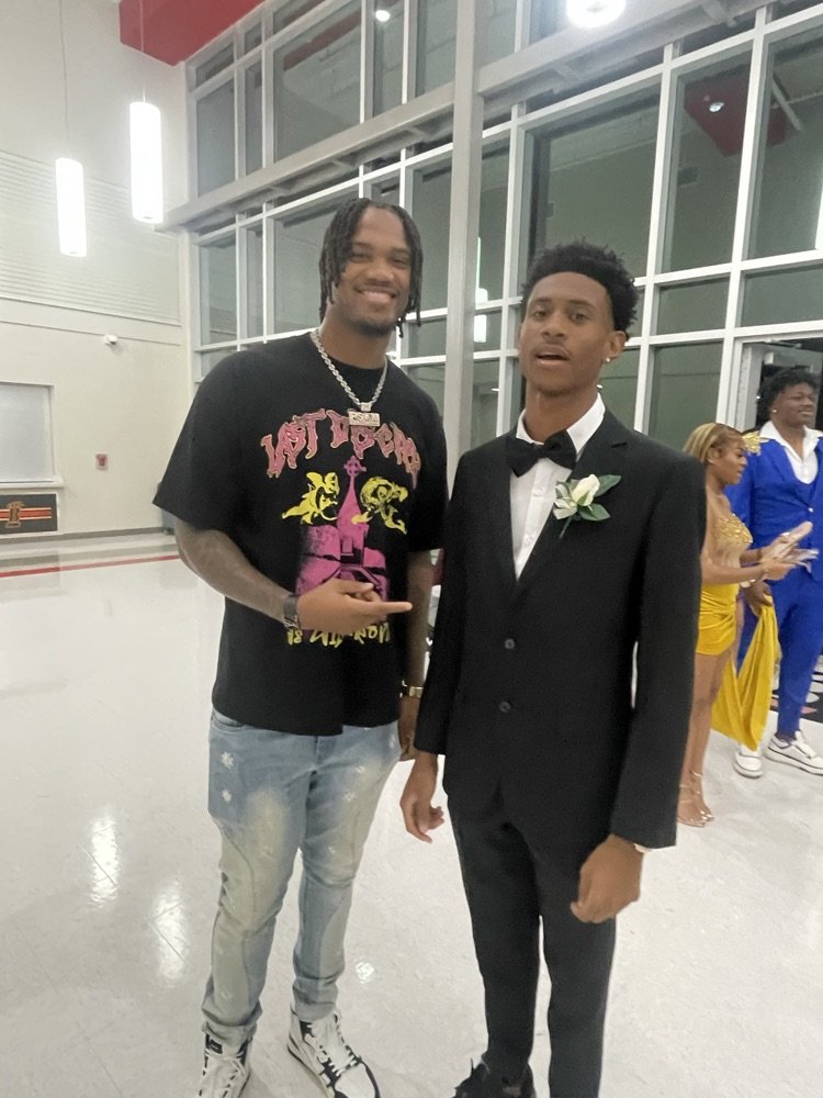 Travin Class of '14 is in town for a bit from playing professional 🏀 overseas. Sharing a word with Edrick '25🏀  👏👏👏 for Edrick with the opening 🙏🏼 Friday night at the 🏈 game❤️