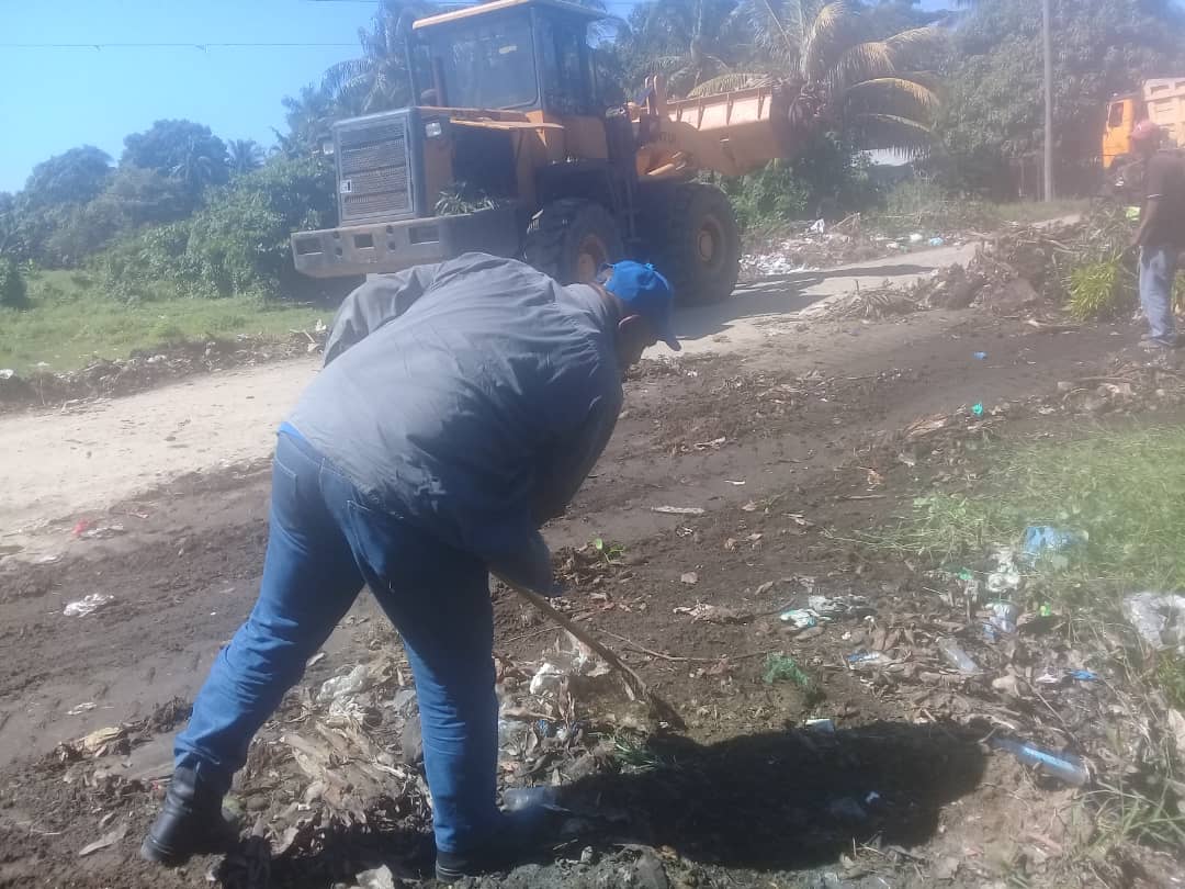 WalterNoris's tweet photo. Hasta áreas de El Sendero en el municipio de #LasTunas llegamos en la mañana de hoy para compartir las labores de recogida de desechos sólidos junto a directivos y trabajadores de Comunales. 
Hacer nuestra ciudad más limpia y bella es tarea de todos!!!
#PorLasTunasLaVictoria https://t.co/oMgFUz6heA