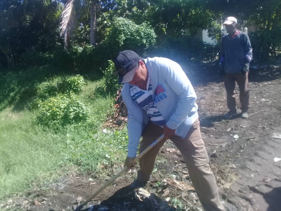 WalterNoris's tweet photo. Hasta áreas de El Sendero en el municipio de #LasTunas llegamos en la mañana de hoy para compartir las labores de recogida de desechos sólidos junto a directivos y trabajadores de Comunales. 
Hacer nuestra ciudad más limpia y bella es tarea de todos!!!
#PorLasTunasLaVictoria https://t.co/oMgFUz6heA