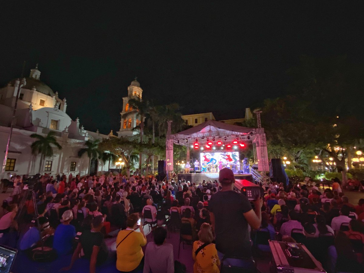 ¡Qué hermosa última noche del #Afrocaribeño2024 estamos viviendo!

Te esperamos en el Zócalo de Veracruz.