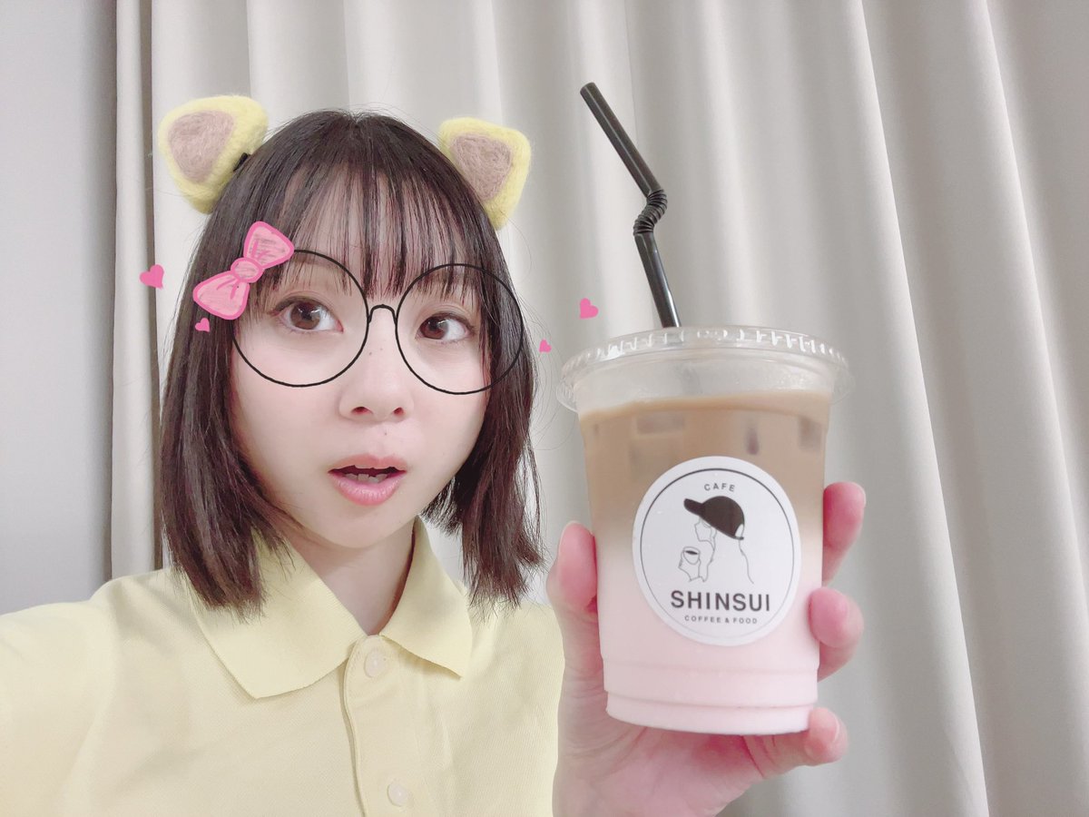mako8tail's tweet photo. 昨日 #ひとまちテラス にある #SHINSUI さんで、カフェホワイトストロベリー☕️🍓であってるかな?飲んだょ(´,,•ω•,,)✨
甘いコーヒーでめちゃくちゃ美味しかった🥰すごく好き💖
そしてにゃか友さんからのいただきもの🐱🌰🧡ありがとうございました( *´艸`)🎃✨
#六斎市 https://t.co/gO9cMhy5kN