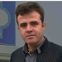 🚨یوسف احمدی، زندانی سیاسی کورد و پدر سه فرزند، به اتهام “بغی” به اعدام محکوم شده است.
نیروهای حکومتی او را در مقابل چشمان خانواده با جراحت شدید بازداشت کردند.
یوسف تحت شکنجه‌های جسمی و روانی برای اعتراف اجباری قرار گرفته و از حق دسترسی به وکیل و مرخصی محروم است.
در برابر این بی