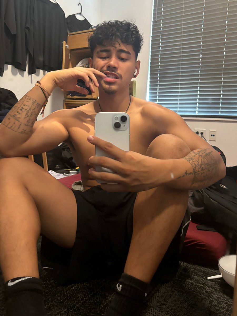 baemax94's tweet photo. In my room https://t.co/XndqllLzPq