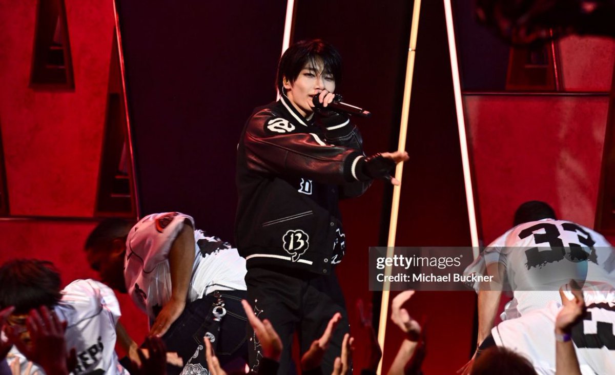 dailyinnieluv's tweet photo. i.n shots at the #AMAS https://t.co/nh7bjS8dAs