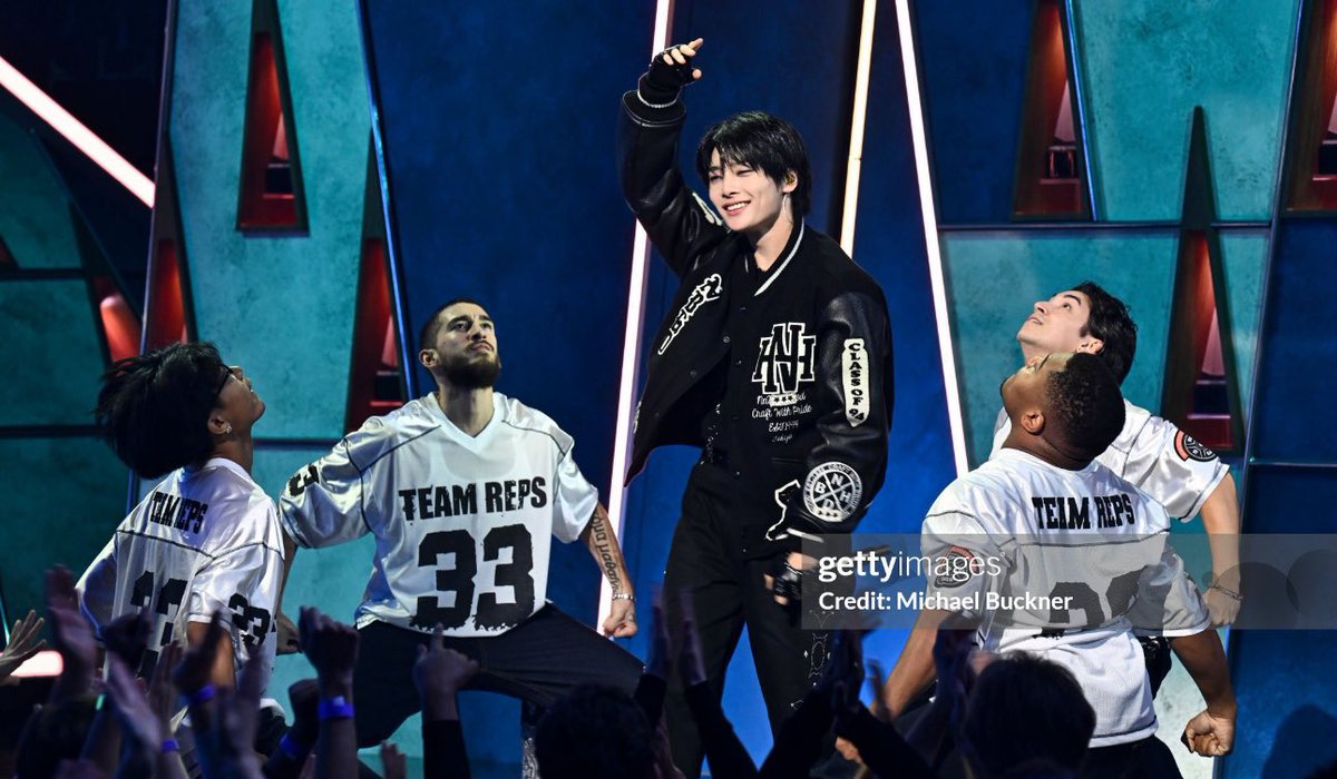 dailyinnieluv's tweet photo. i.n shots at the #AMAS https://t.co/nh7bjS8dAs