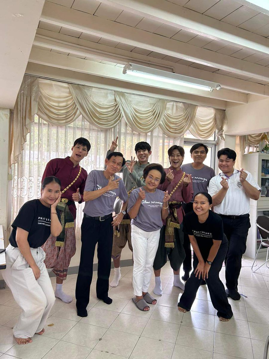 ยืนกันเรียบร้อยมาก เป็นคุณหลวงหลงยุคกันเลยทีเดียว
#คัลแลนพี่จอง #พี่จอง #คัลแลน #น้องแดน

ภาพจาก facebook.com/share/p/uwGe9X…