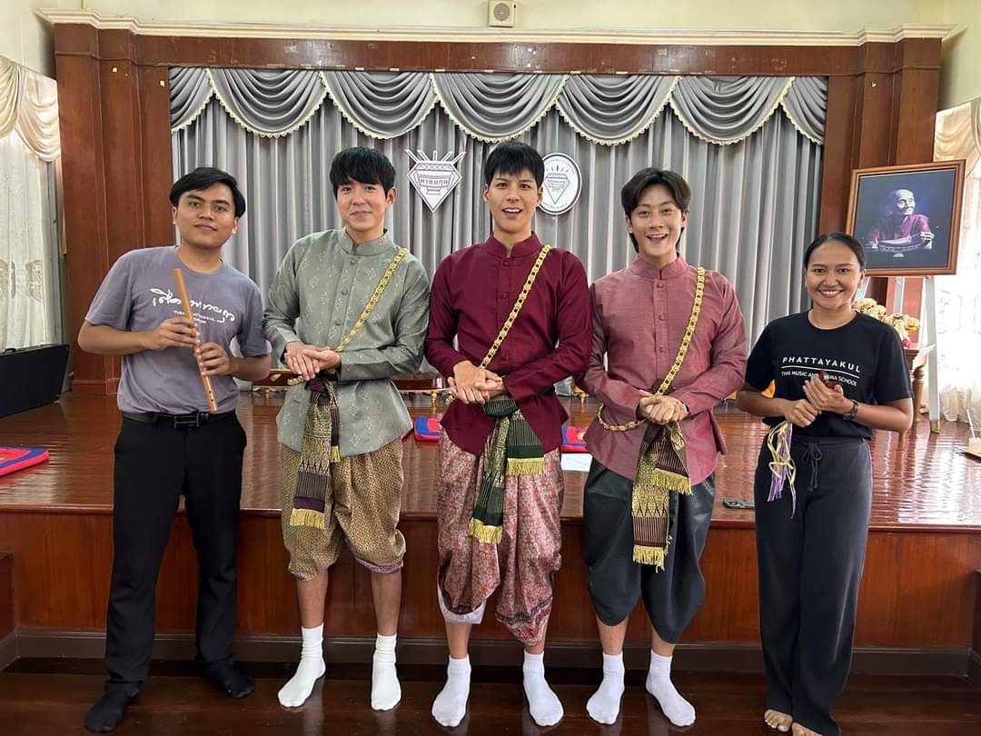natchaaa2406's tweet photo. ยืนกันเรียบร้อยมาก เป็นคุณหลวงหลงยุคกันเลยทีเดียว
#คัลแลนพี่จอง #พี่จอง #คัลแลน #น้องแดน

ภาพจาก https://t.co/aQWICW5C71 https://t.co/6Qc34E6HkY