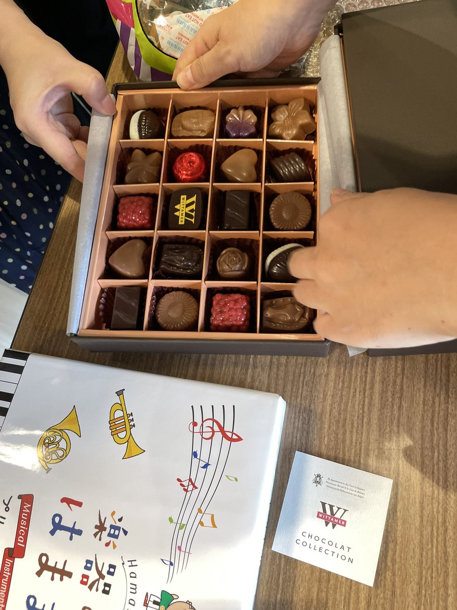 eshohuni's tweet photo. 昨日は「アデュー」のラスト練習でした🎵
差し入れありがとうございます。
このチョコが濃厚で美味しかったです😊
何か手がめちゃ出て来た〜🤣🤣 https://t.co/WoyaQyPxev