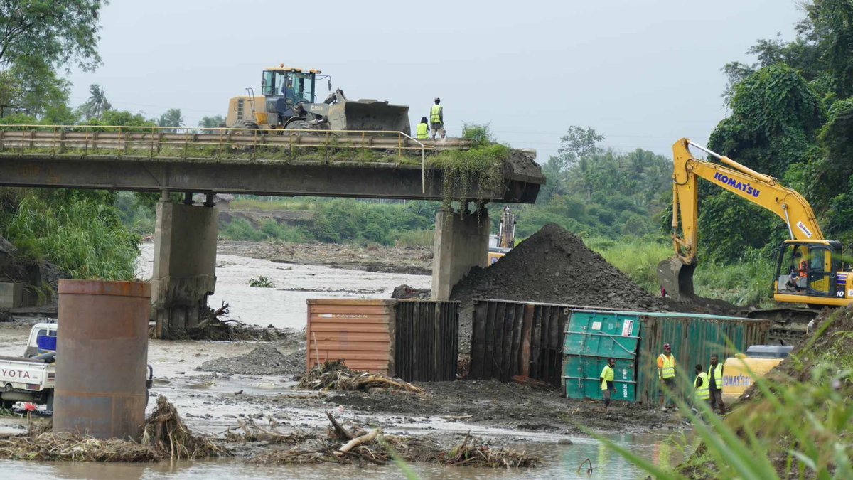 The flooded Bumbu &amp; Yalu Rivers flow near the proposed pipeline's pathway. The flooded #BusuRiver passes where the pipeline will empty  #DSTP mining waste into the sea. Crucial bridges including the Yalu Bridge were destroyed, cutting off access to Lae City &amp; the Highlands. 2/🧵