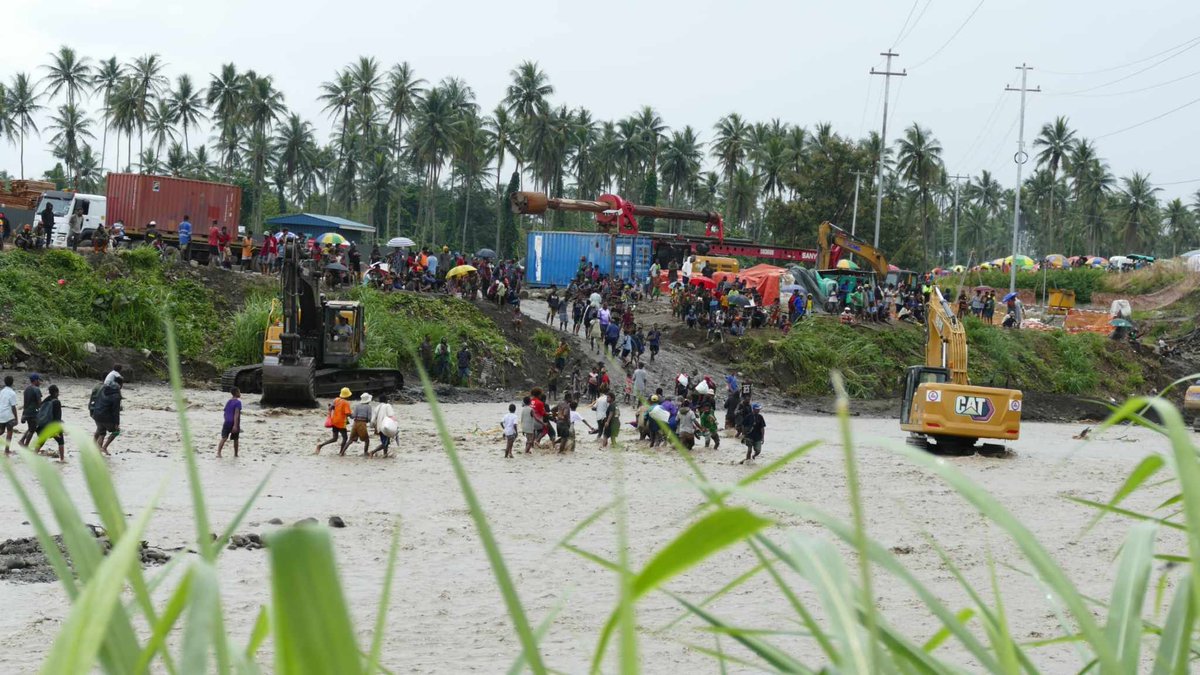 The disaster displaced hundreds of community members &amp; left thousands without access to food, water, roads &amp; electricity. 

Transporting mining waste through this flood-prone area is too dangerous. #NoWafiGolpuDSTP 3/🧵