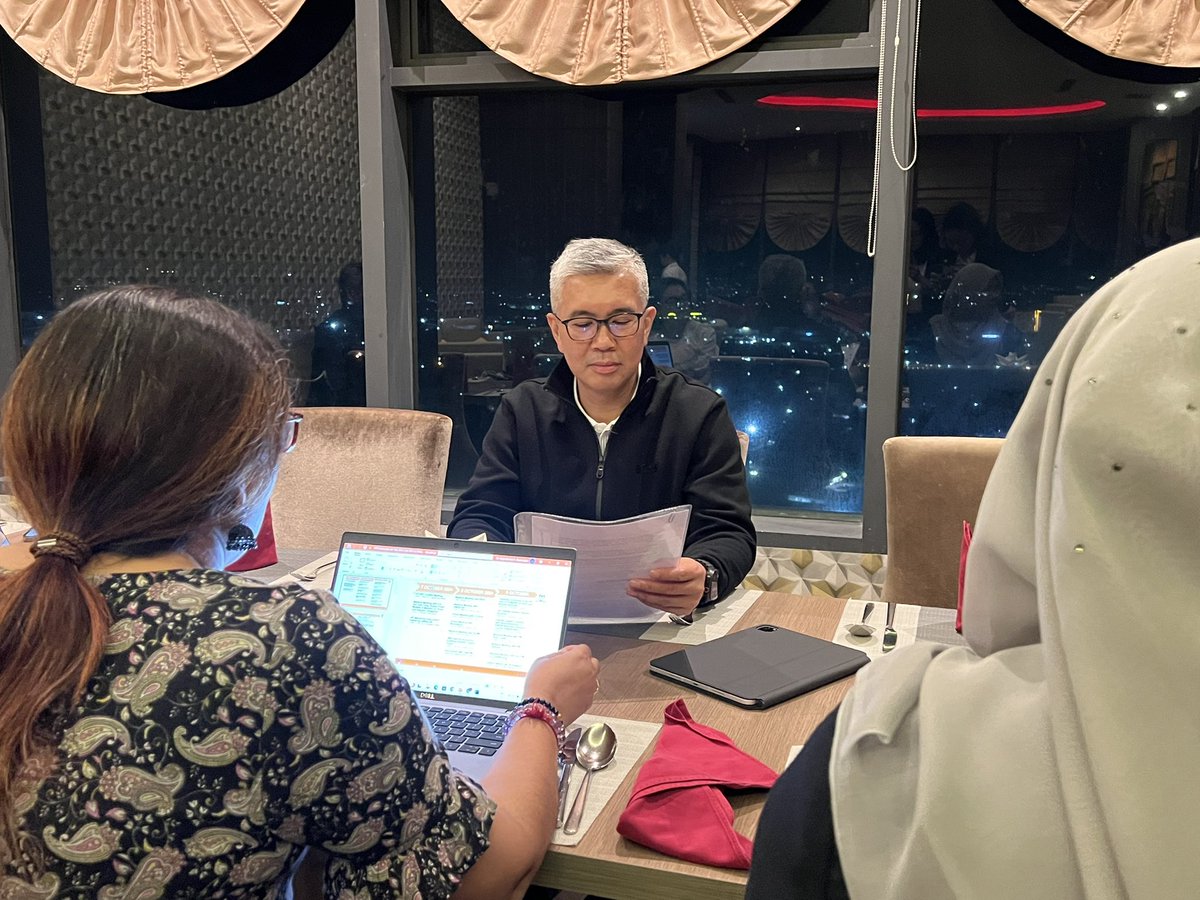 tzafrul_aziz's tweet photo. Alhamdulillah, saya telah selamat tiba di Vientiane, Laos untuk menghadiri Mesyuarat Majlis Komuniti Ekonomi ASEAN (AEC) ke-24 & Sidang Kemuncak ASEAN ke-44 dan ke-45.
Seperti biasa, saya dan #TeamMITI telah mengadakan mesyuarat pre-council supaya semua agenda penting dapat diselaraskan dengan lancar.
Fokus utama kami adalah untuk memperkukuh kerjasama ekonomi di ASEAN, merangsang perdagangan dan pelaburan, serta mencari penyelesaian bagi cabaran serantau.
#ASEAN #MITI #PemacuPotensiGlobal #TZA