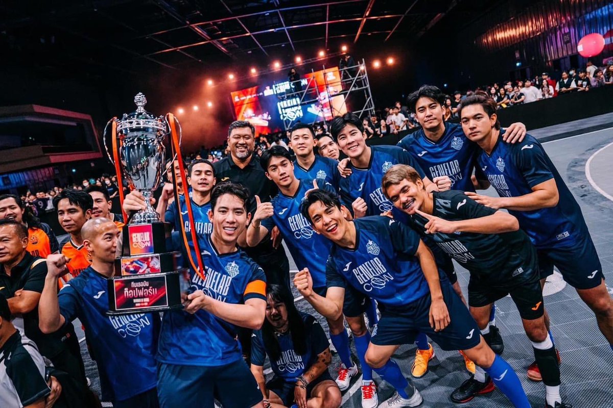 euroyswofficial's tweet photo. การแข่งขันฟุตซอลชิงแชมป์ GeneLabCon ⚽️
ระหว่างทีม All Star vs. ทีม GeneLab Artist 

ผลการแข่งขัน ทีม All Star ชนะไปด้วยสกอร์ ( 5 - 4 ) 🏆

#GeneLabConไม่ได้มีแค่คอนเสิร์ต
#GeneLabCon 
#ยูโรยศวรรธน์ #euroyotsawat 
#eurofamily #euro_officialclub 
( 📷 : Gene Lab 🙏🏻 ) https://t.co/FHZOYJLNVM