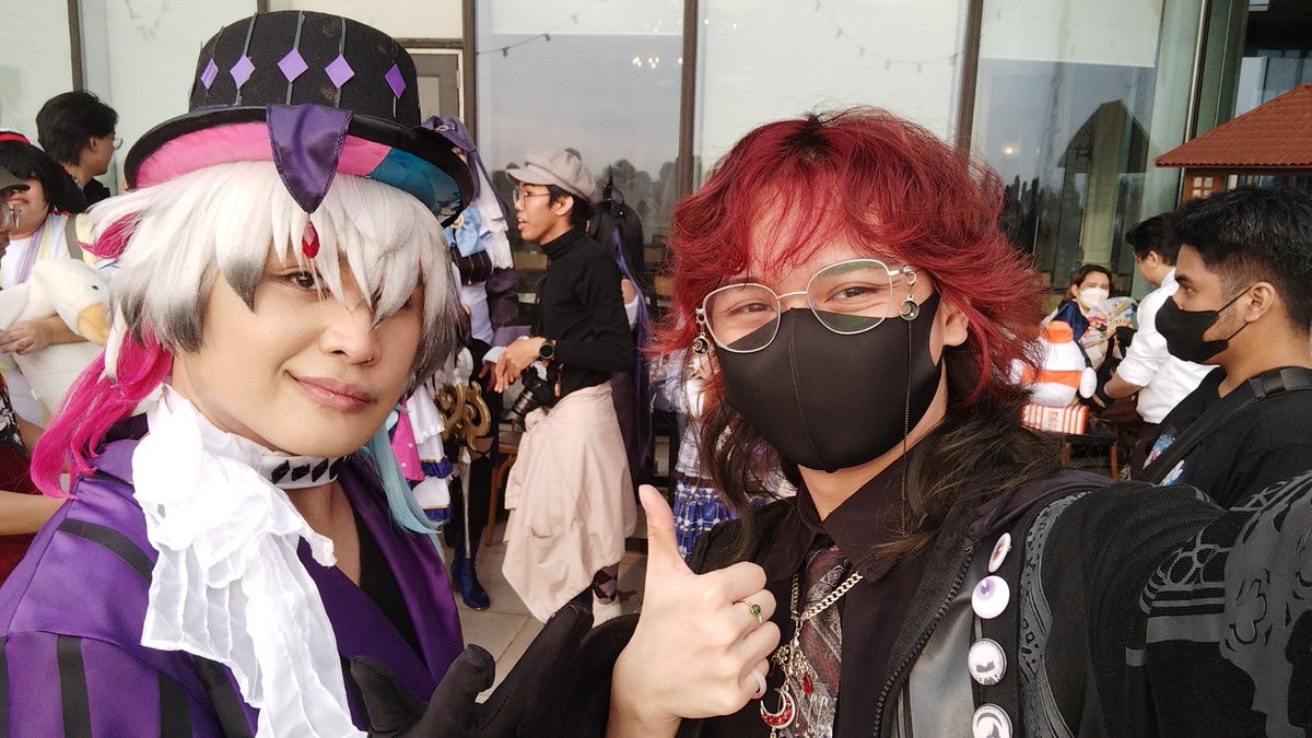 ice_in_crisis's tweet photo. me as definitely not evil flayon irl also shout out to the boys (i was giving out some myth stickers to some myth cosplayers i saw www)
#HoloMEETUP https://t.co/fFzCYQv4dS