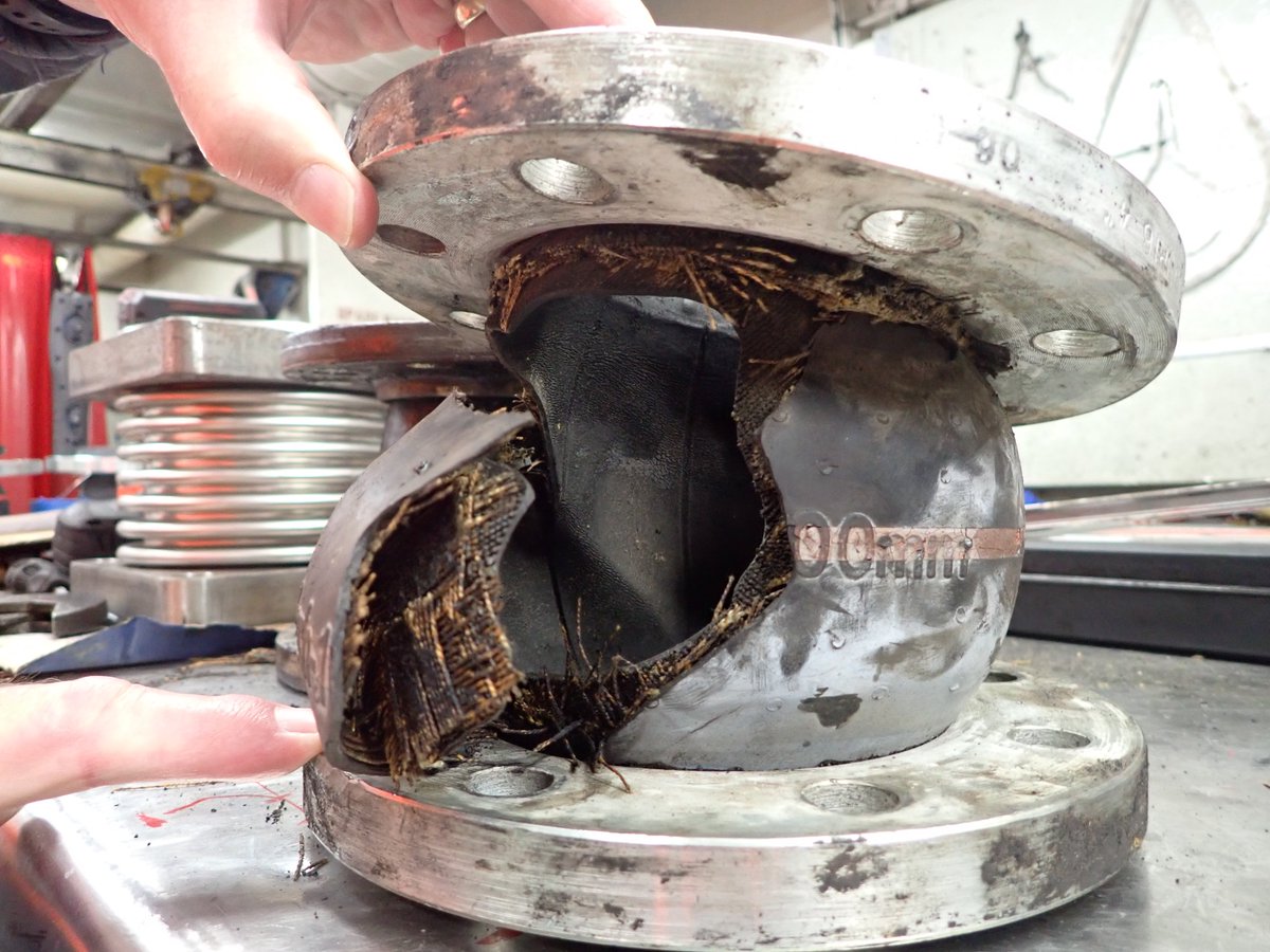 4n6expert's tweet photo. Manawanui #emergency similar to 2023 power loss on #Interislander #ship Kaitaki. With 800 #passengers aboard an 18 year old rubber expansion joint failed on Kaitaki leading to loss of cooling system & propulsion and near #grounding on rocks. https://t.co/PWIHB4qOSm @mercoglianos https://t.co/irICW1A8Ui